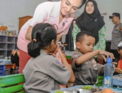 Bhayangkari Polres Ngawi Dukung Asta Cita, Bagikan Makanan Bergizi dan Susu di TK Sine